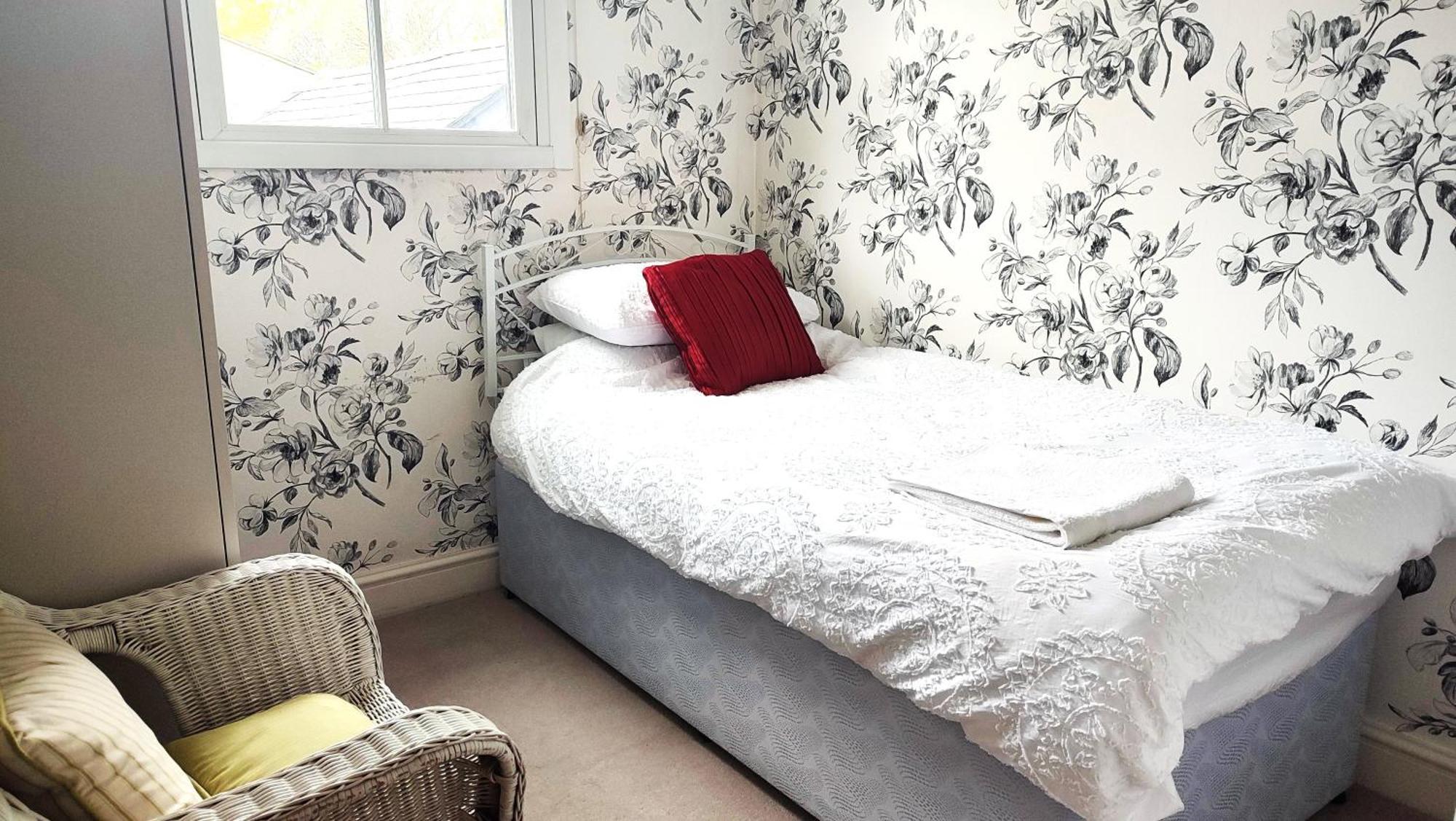 3 Bedroom Cottage In Sunninghill, Ascot ภายนอก รูปภาพ